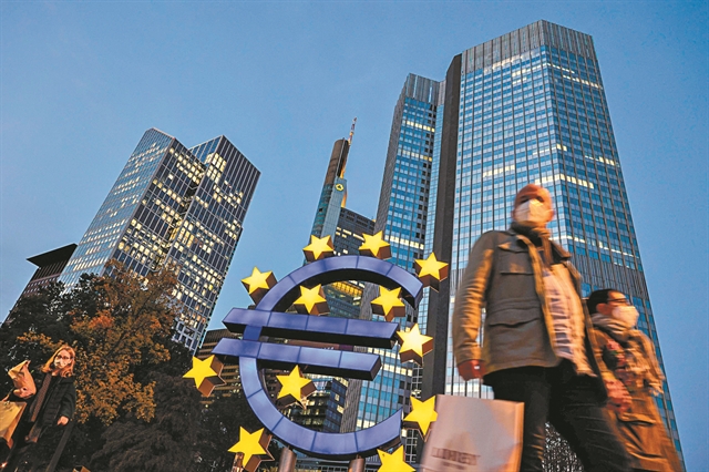Μεγαλύτερες αυξήσεις του 4% ζητούν οι υπάλληλοι της ΕΚΤ