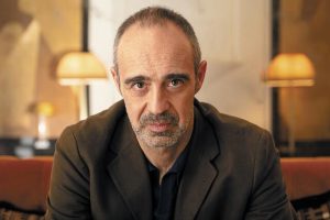 Νικολό Αμανίτι: «Αν δεν υπάρχει ειρωνεία, δυσκολεύομαι να γράψω»