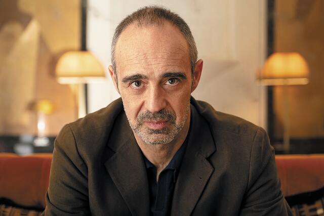 Νικολό Αμανίτι: «Αν δεν υπάρχει ειρωνεία, δυσκολεύομαι να γράψω»