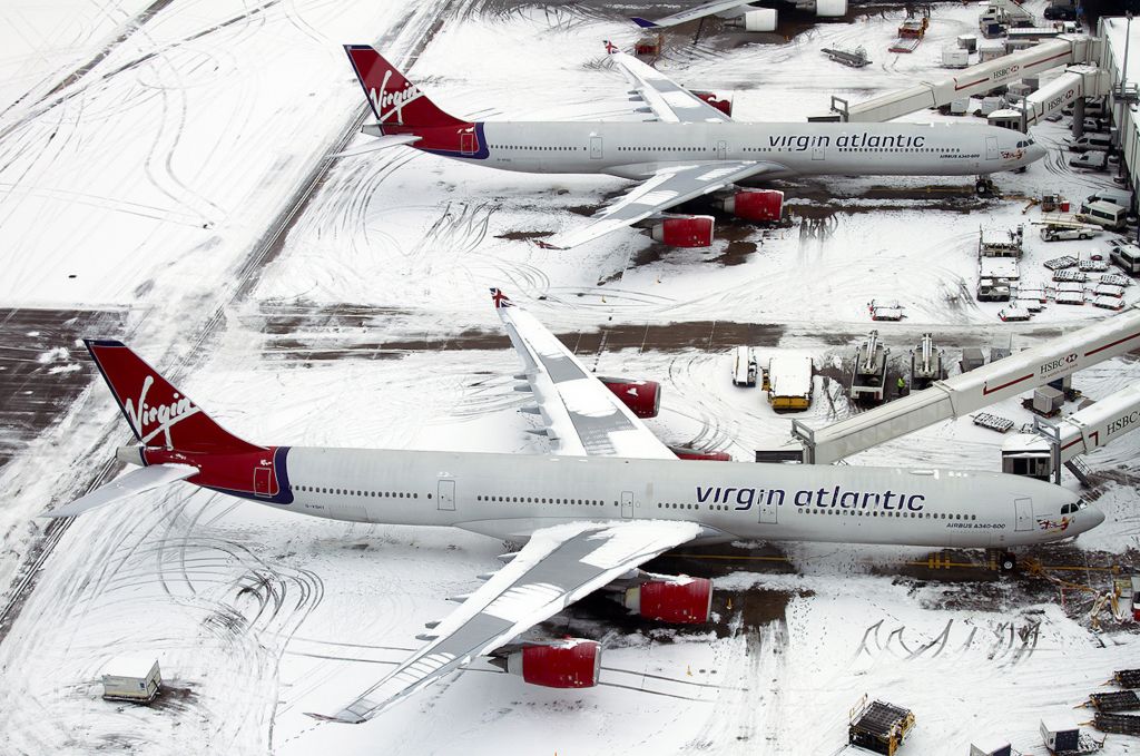 Χιόνια στο Λονδίνο: Χάος στα αεροδρόμια με ακυρώσεις πτήσεων