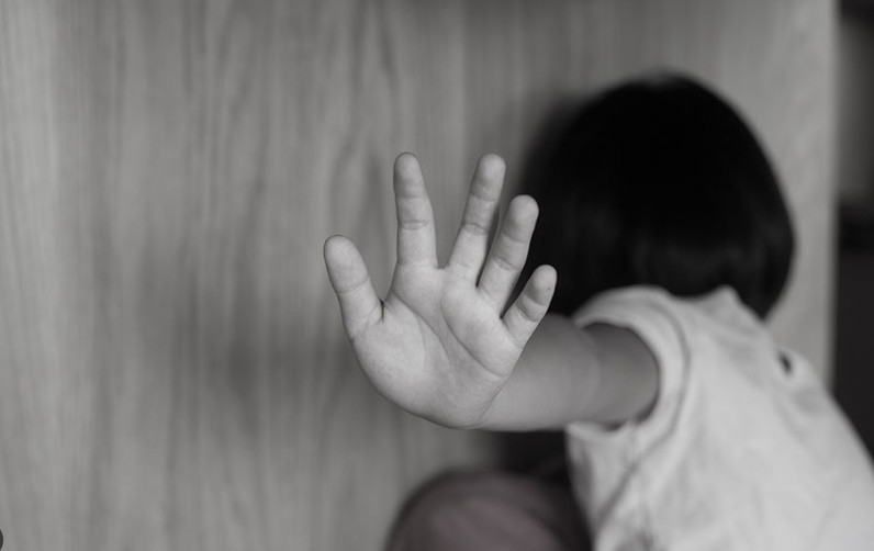Ρόδος: Καταγγελία-σοκ για βιασμό 4χρονης από συνάδελφο των γονιών της
