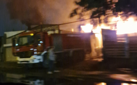 Ασπρόπυργος: Φωτιά τώρα σε εργοστάσιο πολυεστερικών – Μήνυμα από το 112
