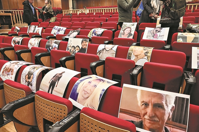 «Εβλεπα να λιώνουν από τη φωτιά τα πόδια του παιδιού μου»