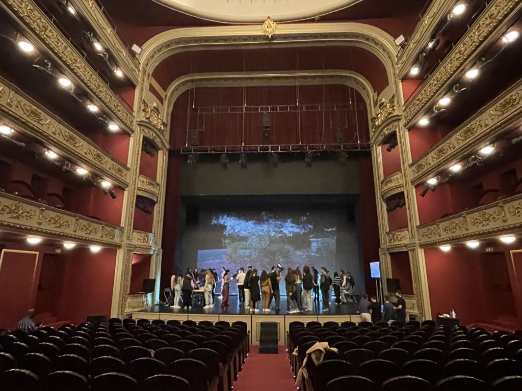 Δημοτικό Θέατρο Πειραιά: Ο ελληνικός λαϊκός πολιτισμός στη σκηνή του ψηφιακού κόσμου