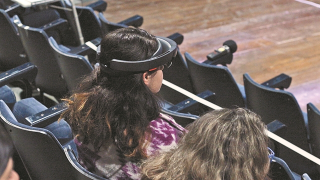 Μια παράσταση όπου ο θεατής βλέπει τους διαλόγους