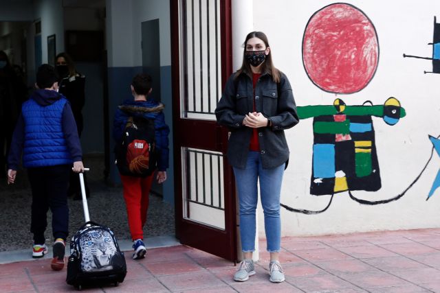 Συναγερμός για τις ιώσεις – Ζητούν να επανέλθει η μάσκα στο δημοτικό