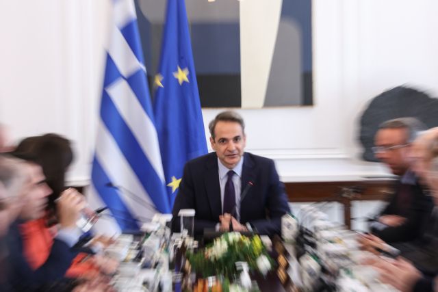 Νέα Δημοκρατία: Επίθεση σε ΠΑΣΟΚ,φλερτ στα δεξιά