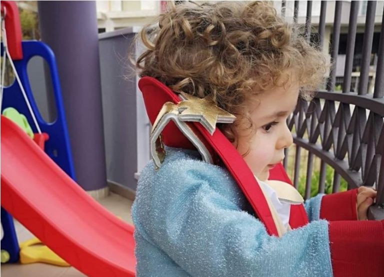 Ο μικρός Παναγιώτης – Ραφαήλ εύχεται «Καλά Χριστούγεννα» και συγκινεί [Βίντεο]