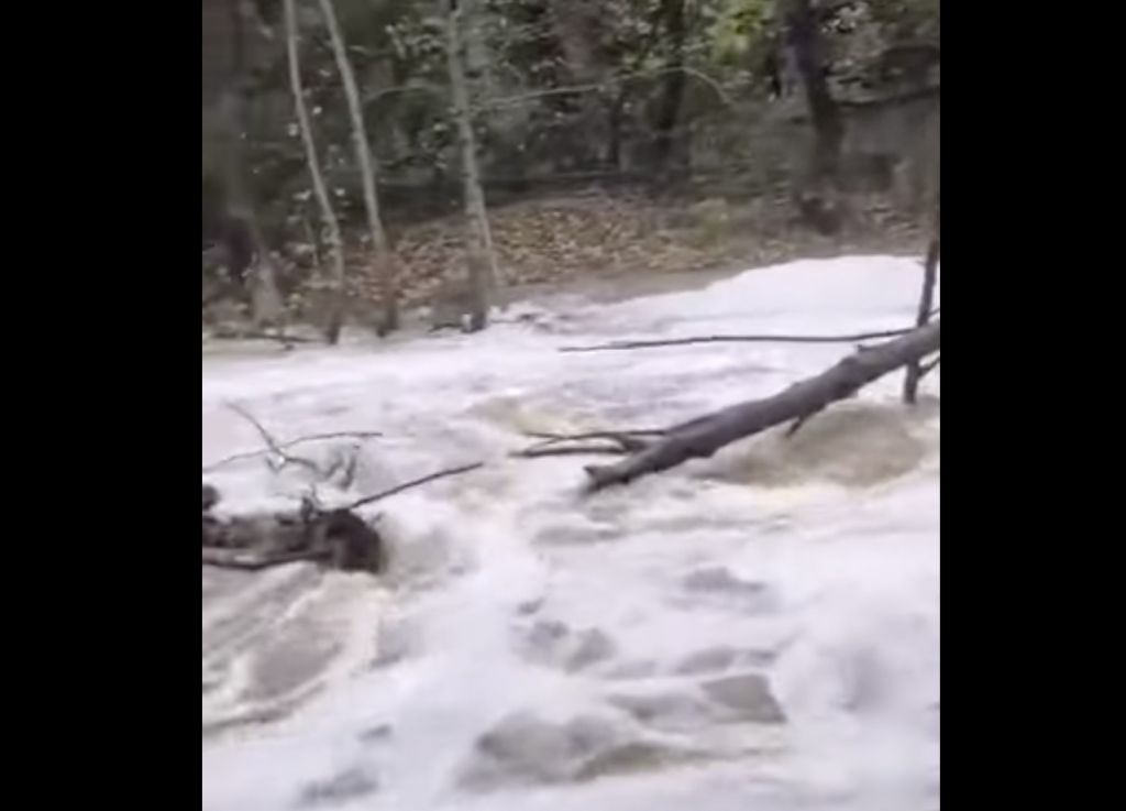 Φούσκωσε το ποτάμι στο Σκεπασμένο Βελβεντού της Κοζάνης