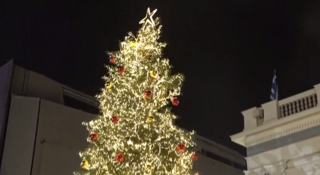 Φωταγωγήθηκε το Χριστουγεννιάτικο δέντρο στον Πειραιά | tanea.gr