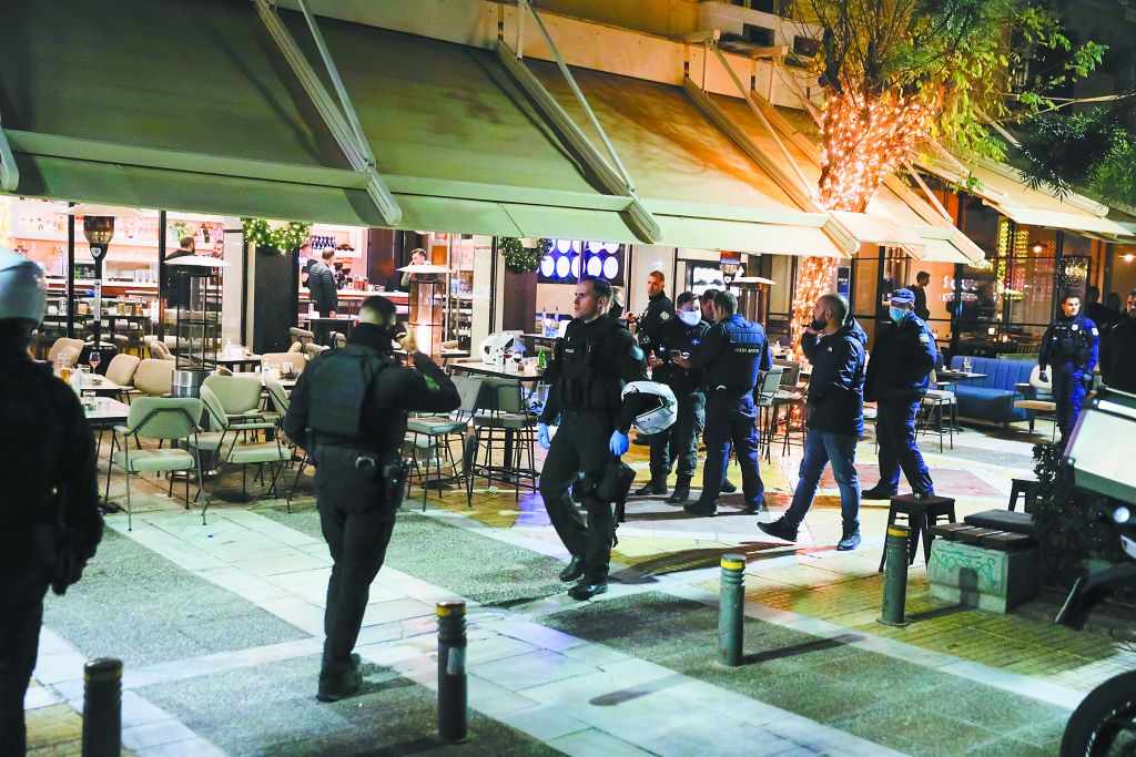 Δεν είναι η πρώτη φορά που οι σφαίρες περνούν ξυστά από περαστικούς