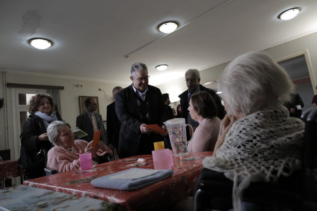 Η συνάντηση Κουτσούμπα με τη Μαίρη Λίντα στο Γηροκομείο Αθηνών