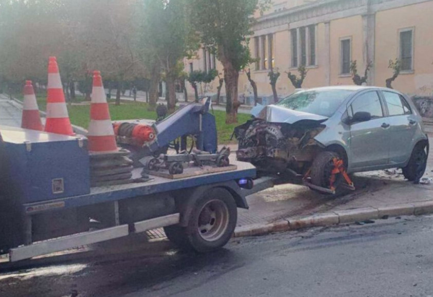 Πολυτεχνείο: Αυτοκίνητο «καρφώθηκε» σε φανάρι