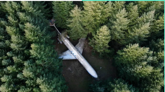 Αμερικανός δίνει 370 δολάρια το μήνα για να ζει σε αεροπλάνο μέσα στο δάσος