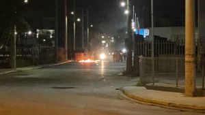 Νέα επεισόδια στον Ασπρόπυργο: Πυροβόλησαν κατά αστυνομικών