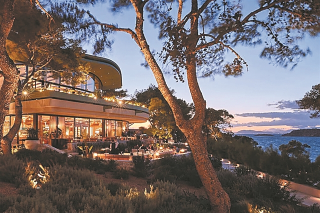 Οι πιο λαμπερές βραδιές γιορτής ανήκουν στην Αθηναϊκή Ριβιέρα…