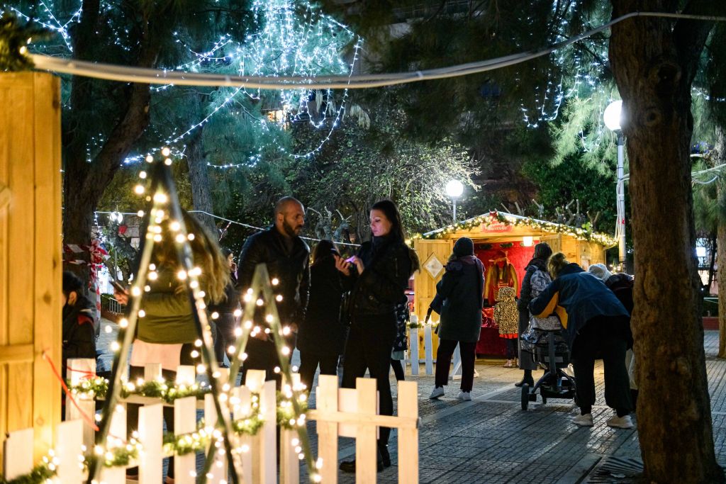 Δέκα «χριστουγεννιάτικα χωριά» με δράσεις για μικρούς και μεγαλύτερους στις γειτονιές της Αθήνας