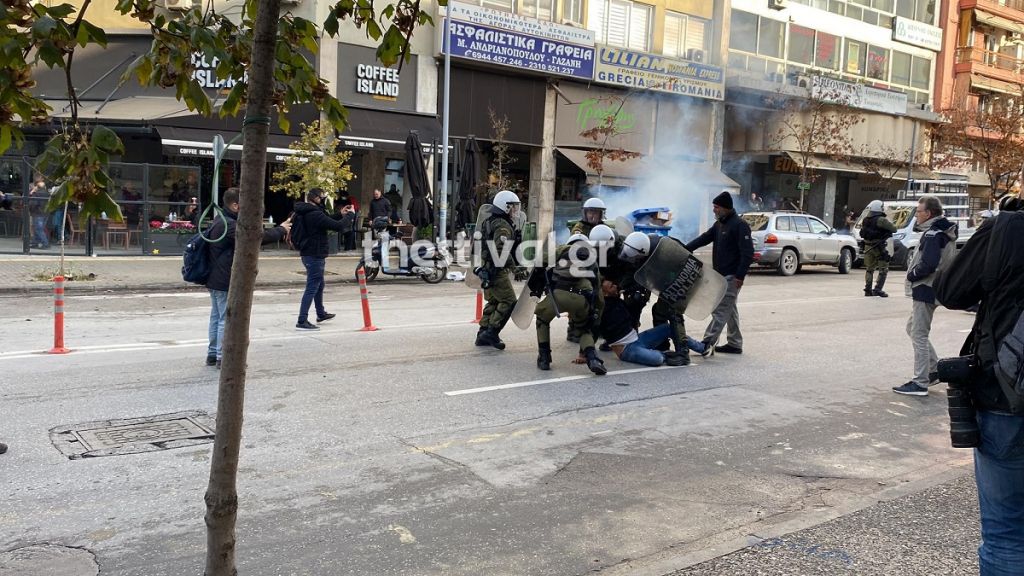 Θεσσαλονίκη: Επεισόδια έξω από τα δικαστήρια με την εμφάνιση του αστυνομικού που πυροβόλησε τον 16χρονο