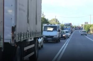 Κακοκαιρία Αριελ: Ουρές χιλιομέτρων στην Αθηνών-Κορίνθου μετά την πτώση βράχων