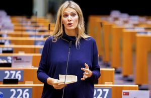 Επικοινωνιακή αντεπίθεση του ΠΑΣΟΚ για αποσύνδεση με την υπόθεση Καϊλή