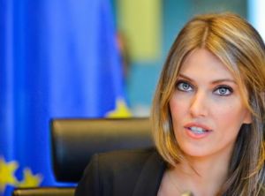 Εύα Καϊλή: Σακούλες με χρήματα βρέθηκαν στο σπίτι της – Ερευνάται και ο πατέρας της