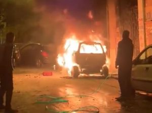 Νέα ένταση στα Εξάρχεια: Έπεσαν χειροβομβίδες κρότου λάμψης και μολότοφ, φωτιά σε ΙΧ