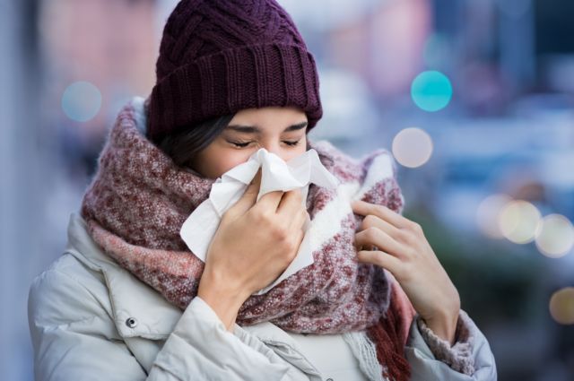 Σαρώνει η γρίπη: Πιθανά τα 100.000 κρούσματα τη μέρα τον Γενάρη