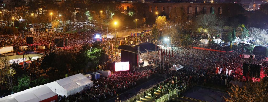 «Δεν φοβάμαι», το μήνυμα του Εκρέμ Ιμάμογλου στη διαδήλωση της Κωνσταντινούπολης