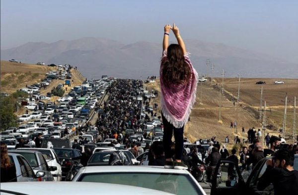 Ιράν: Οι διαδηλώσεις έφεραν άνεμο ελευθερίας – Εξετάζεται η αναθεώρηση της υποχρεωτικής χρήσης της μαντίλας | tanea.gr