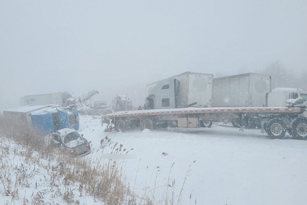 Κακοκαιρία ιστορικών διαστάσεων στις ΗΠΑ: Πόλεις θαμμένες κάτω από το χιόνι – Στέλνουν διασώστες να σώσουν… διασώστες
