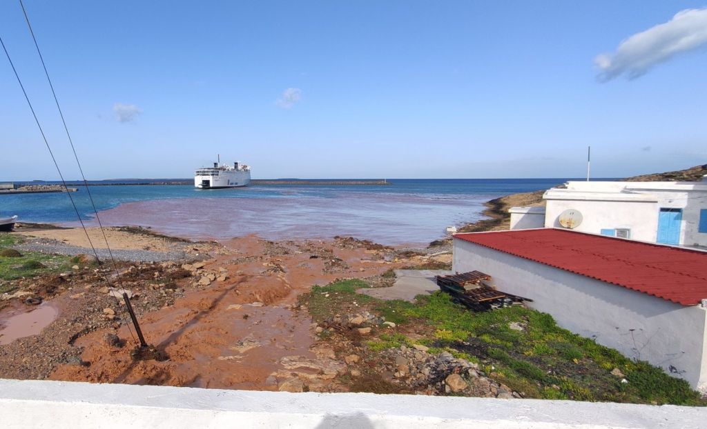 Κάσος: Μέχρι και οικιακές συσκευές παρασύρθηκαν στη θάλασσα από τους χειμάρρους