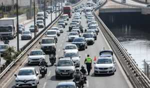Κίνηση στους δρόμους: Με χαμηλές ταχύτητες και σήμερα – Καραμπόλα 4 οχημάτων στην Αττική Οδό