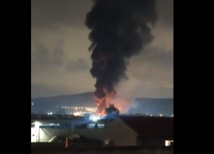 Ασπρόπυργος: 112 λόγω της φωτιάς σε ελαστικά