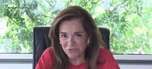 Η Ντόρα Μπακογιάννη με τα εφτά εγγόνια της κάτω από το Χριστουγεννιάτικο δέντρο του σπιτιού της [εικόνα]