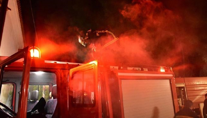 Φωτιά σε πολυκατοικία: Μια τραυματίας με εγκαύματα - Άλλοι τρεις με αναπνευστικά | tanea.gr