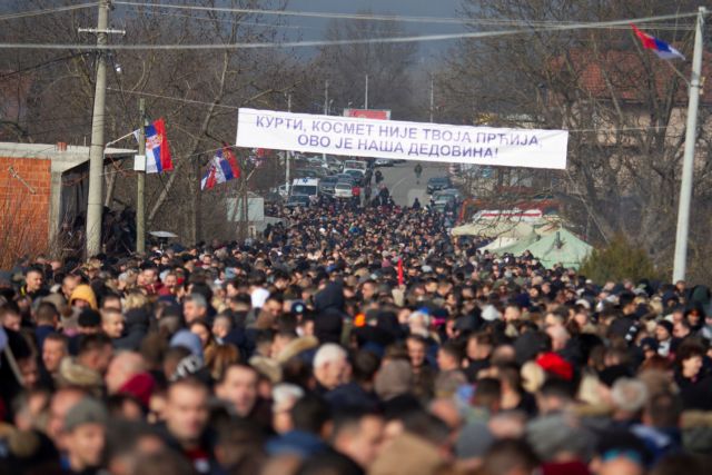 Στα οδοφράγματα οι Σέρβοι – Απαιτούν απόσυρση της αστυνομίας του Κοσόβου