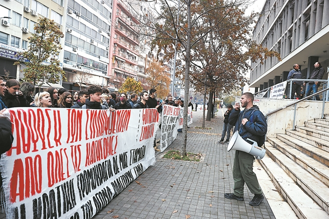 Ελεύθερος παραμένει ο αστυνομικός που πυροβόλησε θανάσιμα τον 16χρονο Ρομά