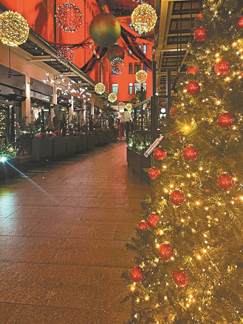 Κόκκινος βελούδινος μανδύας και χρυσά στολίδια…