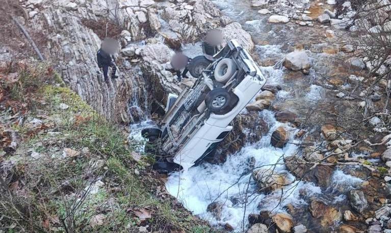 Σοκαριστικό τροχαίο- Αυτοκίνητο έπεσε από γέφυρα και καρφώθηκε σε ποτάμι