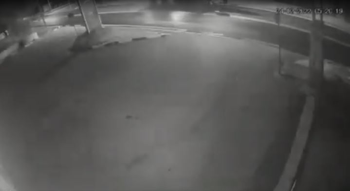 Η στιγμή που αυτοκίνητο παρασύρει τον 52χρονο δημοτικό υπάλληλο στο Σούνιο