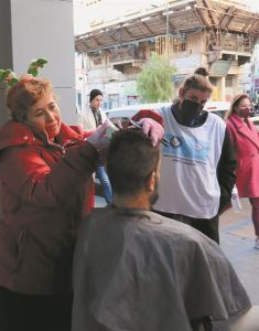 85 εθελοντές κομμωτές χάρισαν φροντίδα σε αστέγους