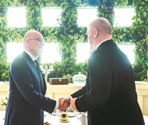 Παιχνίδια ισορροπιών και αλβανικά φάλτσα