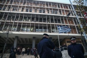 Διεκόπη η δίκη για τη δολοφονία του Αλκη Καμπανού – Η αντίδραση της μητέρας του