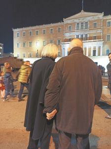 Μια βόλτα αγάπης στη στολισμένη Αθήνα