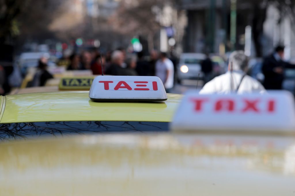 Ταξί: Διαμαρτυρία του ΣΑΤΑ στη Λεωφόρο Αθηνών και πορεία προς το υπ. Μεταφορών