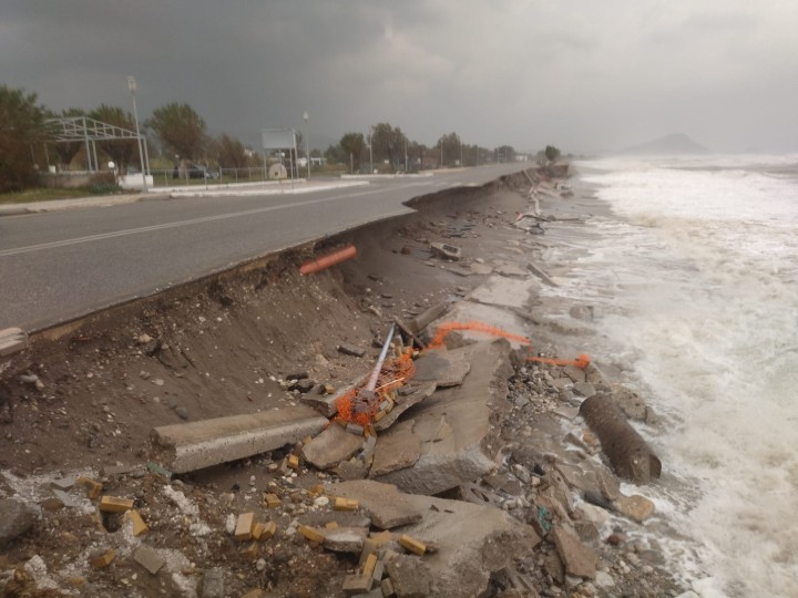 Ρόδος: Διέλυσε τον παραλιακό δρόμο της περιοχής Αφάντου η ισχυρή βροχή