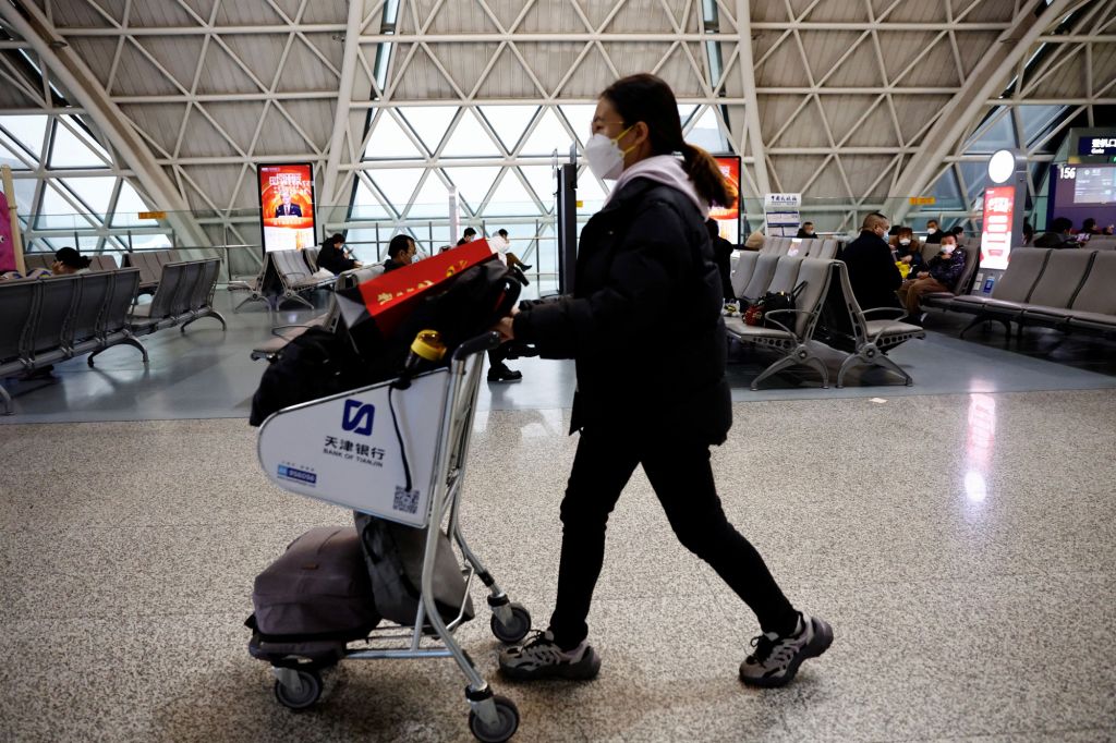 Πιέσεις για υποχρεωτικά τεστ σε ταξιδιώτες από την Κίνα