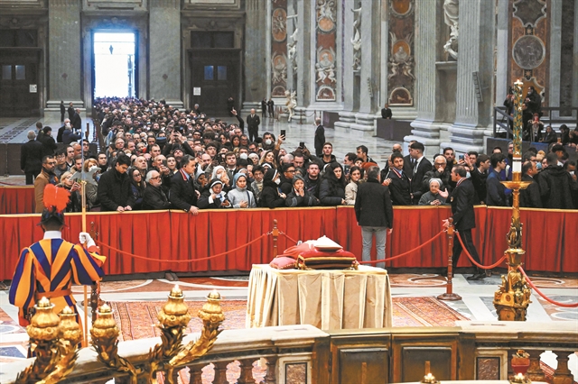 Κοσμοσυρροή για τον «επίτιμο» Πάπα Βενέδικτο ΙΣΤ’ στο Βατικανό
