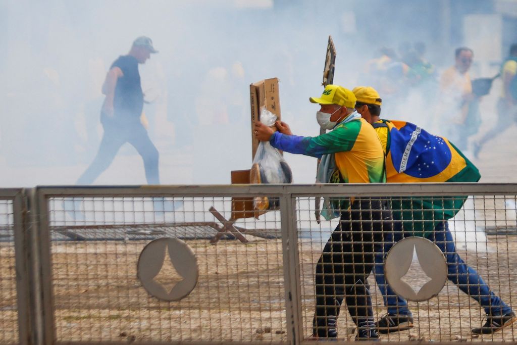 Βραζιλία: Τα βίντεο της ντροπής – Οπαδοί του Μπολσονάρο ρημάζουν κυβερνητικά κτίρια