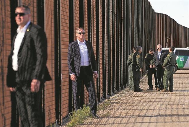 Επισκέφθηκε το τείχος στα σύνορα με το Μεξικό